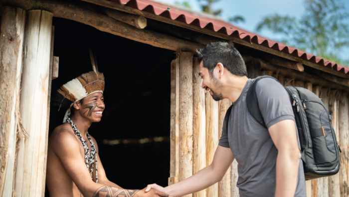Descubra o volunturismo, modalidade que une o voluntariado ao turismo. Crédito: Canva