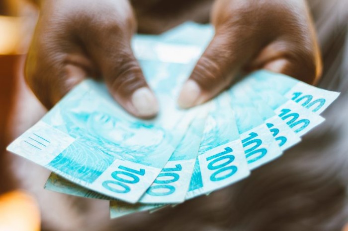 Salário mínimo de R$1.320 está em vigor desde maio - (Foto: Depositphotos)