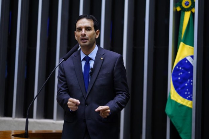 O relator, Leo Prates, incluiu os limites de despesas no texto original - (Foto: Pablo Valadares/Câmara dos Deputados)