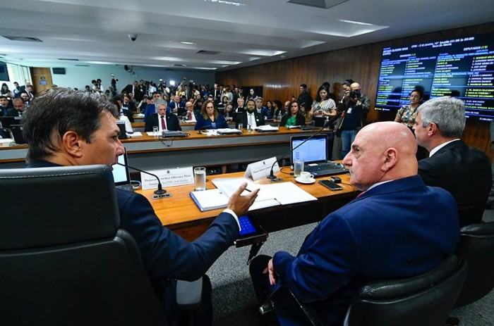 O presidente da CPMI, deputado Arthur Maia, e o depoente, general GDias, na reunião desta quinta - Foto: Geraldo Magela/Agência Senado