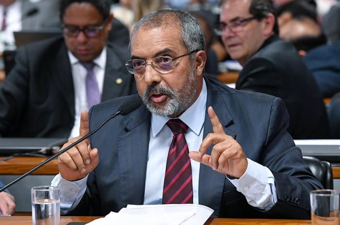 O senador Paulo Paim encampou ideia para produção em hortas suspensas em escolas, apresentada por Marcelo Siqueira, que recebe atendimento na Associação Pestalozzi de Brasília - Foto: Roque de Sá/Agência Senado