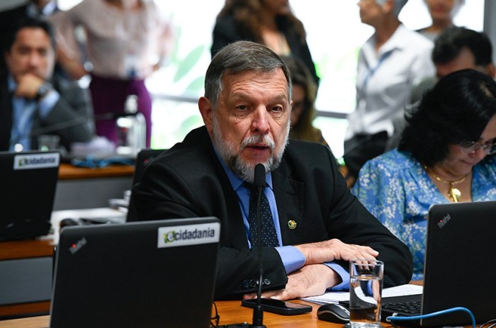 Flávio Arns leu o relatório favorável ao projeto do senador Jaques Wagner; o PL 3.008/2020 segue para a Câmara - Foto: Roque de Sá/Agência Senado