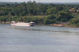 Barcaça navega no rio Tocantins - (Foto: Valéria Zelaya/Secom Governo do Tocantins)