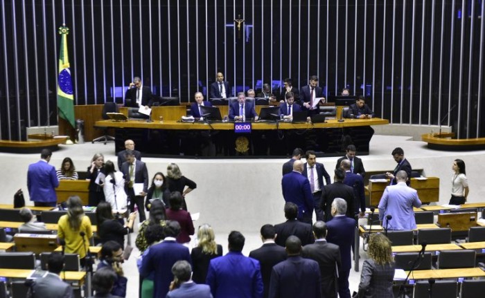 Deputados durante sessão do Plenário nesta quinta - (Foto: Zeca Ribeiro / Câmara dos Deputados)