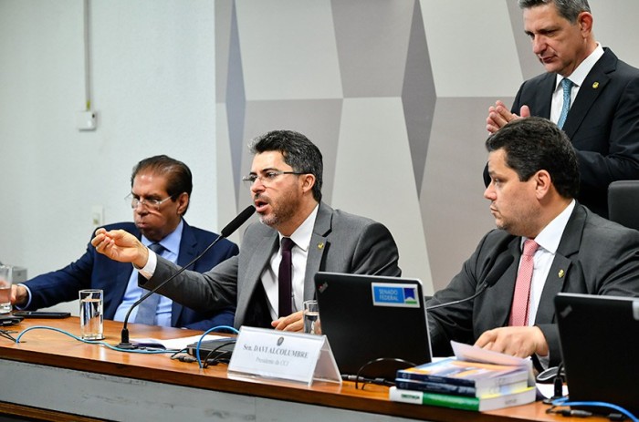 O relator, Marcos Rogério (ao microfone), em reunião da CCJ com Jader Barbalho, Rogério Carvalho e Davi Alcolumbre - Foto: Geraldo Magela/Agência Senado