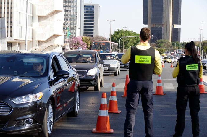Agentes do Detran-DF em ação de fiscalização em Brasília - Foto: Roque de Sá/Agência Senado