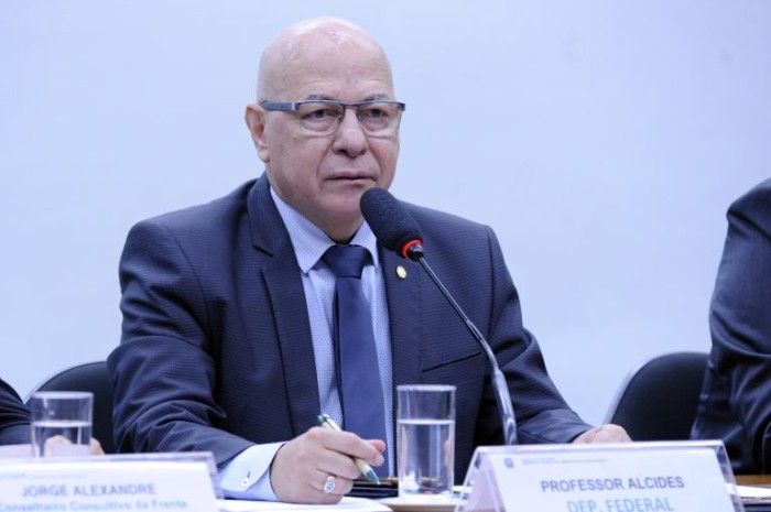 O relator, deputado Professor Alcides, recomendou a aprovação do projeto - (Foto: Cleia Viana/Câmara dos Deputados)