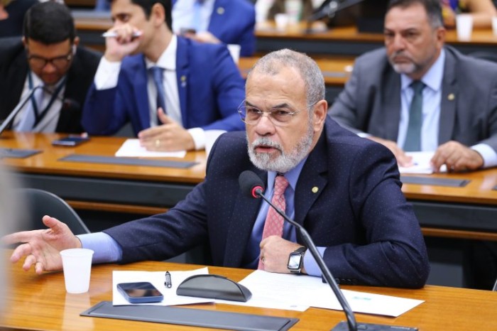 Texto aprovado é substitutivo de Braz, que juntou o projeto com outro apensado e fez 