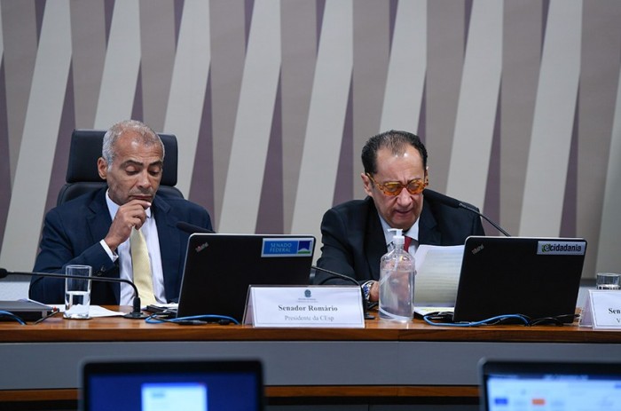 Romário, ao lado de Jorge Kajuru, apresentou relatório pela aprovação do PL 3.723/2021, de Veneziano Vital do Rêgo; texto segue para a Comissão de Assuntos Econômicos - Foto: Edilson Rodrigues/Agência Senado