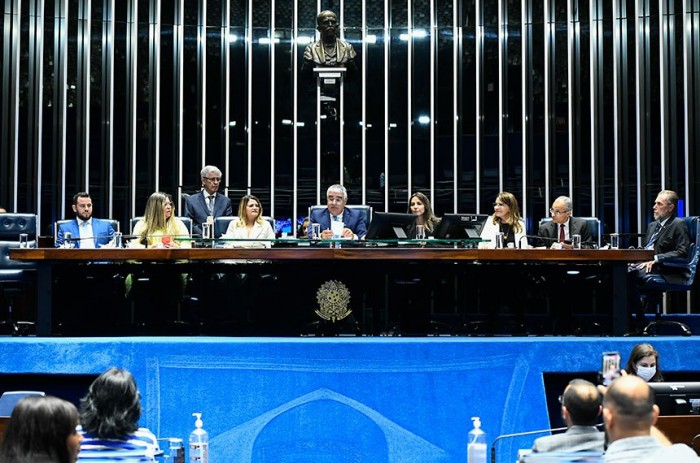 O senador Eduardo Girão (ao centro) com convidados da sessão especial - Foto: Roque de Sá/Agência Senado