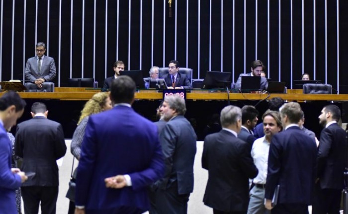 Marcos Pereira (C) preside a sessão do Plenário desta terça-feira - (Foto: Zeca Ribeiro/Câmara dos Deputados)