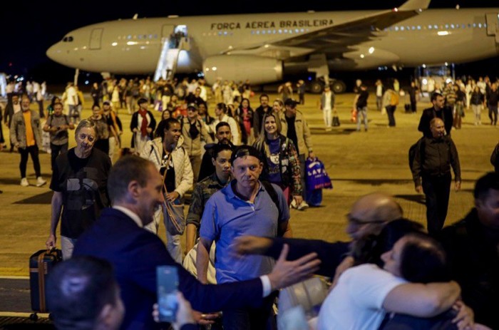 Os primeiros 211 brasileiros chegaram a Brasília nesta quarta, em voo da FAB - Foto: Joédson Alves/Agência Brasil