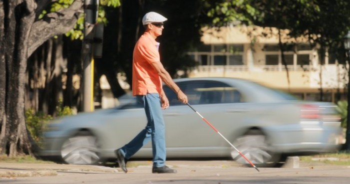 A audiodescrição é um recurso importante para pessoas com deficiência visual - (Foto: Depositphotos)