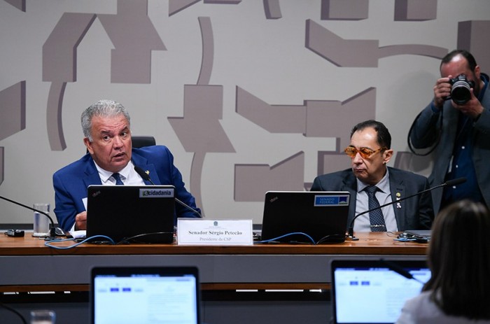 O presidente da comissão, Sérgio Petecão, e o autor do projeto, Jorge Kajuru, na reunião desta terça - Foto: Edilson Rodrigues/Agência Senado