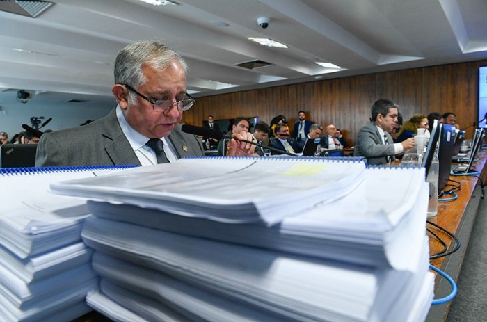 Autor de um dos votos em separado, o senador Izalci Lucas (PSDB-DF) contestou o relatório final da CPMI do 8 de Janeiro - Foto: Marcos Oliveira/Agência Senado