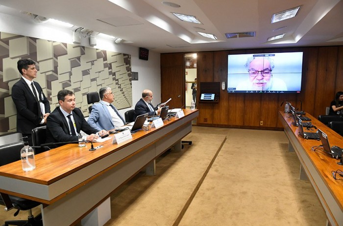 Girão (ao centro) criticou sistema de apostas que Mansur (dir) e Lobato (esq) querem regulamentar com urgência - Foto: Jefferson Rudy/Agência Senado