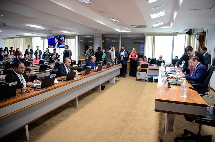 O projeto visa a proteger a saúde física e mental dos profissionais de psicologia, como ocorre no serviço social e na fisioterapia, sem perda de produtividade - Foto: Pedro França/Agência Senado