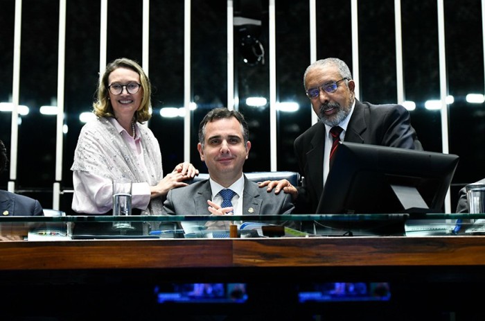 Paim (dir) e Rodrigo Pacheco, com a autora do projeto, Maria do Rosário, quando da aprovação no Senado - Foto: Roque de Sá/Agência Senado