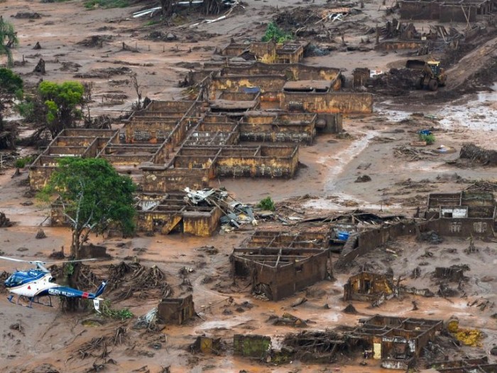 Vista aérea de casas destruídas em Mariana pelo rompimento da barragem da Vale - (Foto: Antônio Cruz/Agência Brasil)