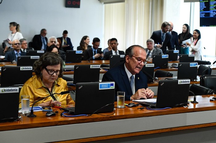 Fernando Dueire apresentou relatório favorável, ao lado da senadora Teresa Leitão; texto vai ao Plenário - Foto: Roque de Sá/Agência Senado