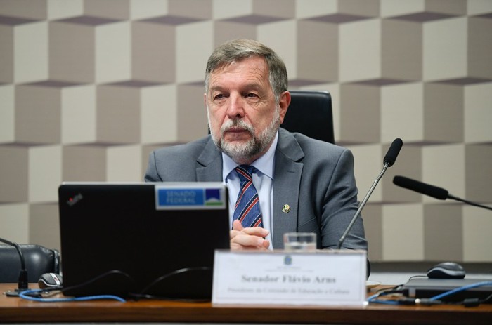 Presidente da CE, Flávo Arns comandou a reunião - Foto: Edilson Rodrigues/Agência Senado