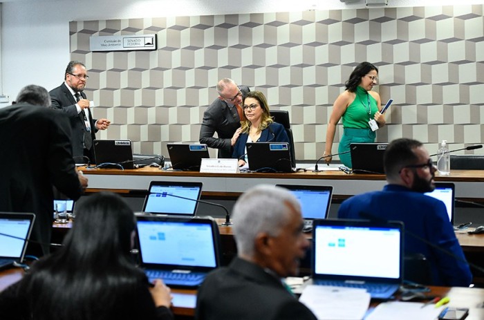 Relator, Fabiano Contarato conversa com a presidente da comissão, Leila Barros - Foto: Geraldo Magela/Agência Senado