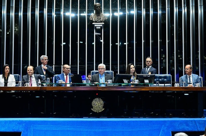 O senador Astronauta Marcos Pontes (C) comandou a sessão - Foto: Geraldo Magela/Agência Senado