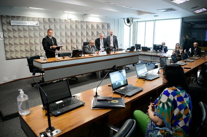 Presidente do colegiado, Paulo Paim (Mesa) comandou a reunião - Foto: Pedro França/Agência Senado