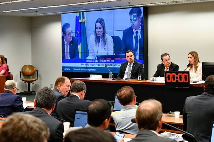 Reunião da Comissão Mista de Orçamento, que analisa emendas dos colegiados à LOA e à LDO - Foto: Geraldo Magela/Agência Senado