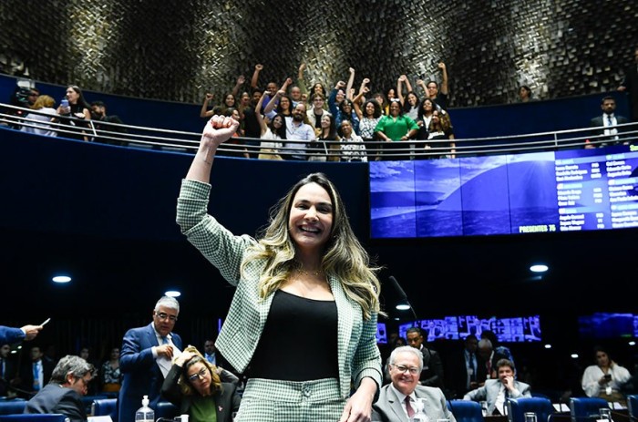 Relatora, Ana Paula Lobato celebra a aprovação do texto no Plenário em 24/10, com sanitaristas na galeria - Foto: Marcos Oliveira/Agência Senado