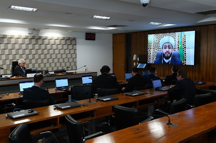 O imam da Mesquita Brasil, Sheikh Mohamed Al Bukai, foi ouvido remotamente na audiência da Comissão de Educação do Senado - Foto: Marcos Oliveira/Agência Senado