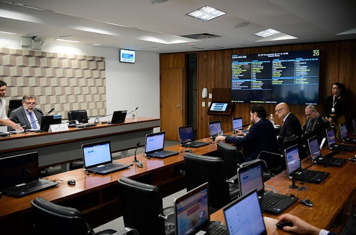 Relator, Contarato espera que o projeto evidencie a importância de ações de controle populacional de animais - Foto: Pedro França/Agência Senado