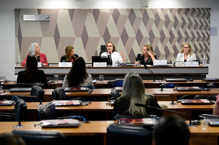 Zenaide Maia (ao centro) com Érica Ceolin, Ilana Trombka, Elga Lopes e Rovane Schwengber - Foto: Pedro França/Agência Senado