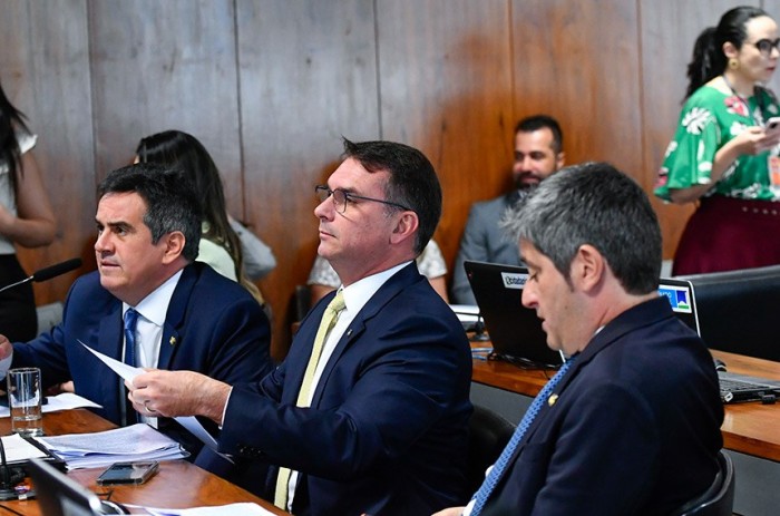 Flavio Bolsonaro (centro), relator, inseriu no substitutivo sugestões apresentadas por associações empresariais do setor de turismo e excluiu pontos que ficaram desatualizados desde a apresentação do projeto original - Foto: Geraldo Magela/Agência Senado