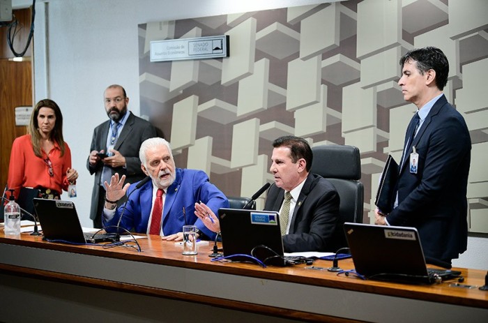 Jaques Wagner, relator da proposta, e o presidente da CAE, Vanderlan Cardoso, na reunião desta quarta - Foto: Pedro França/Agência Senado