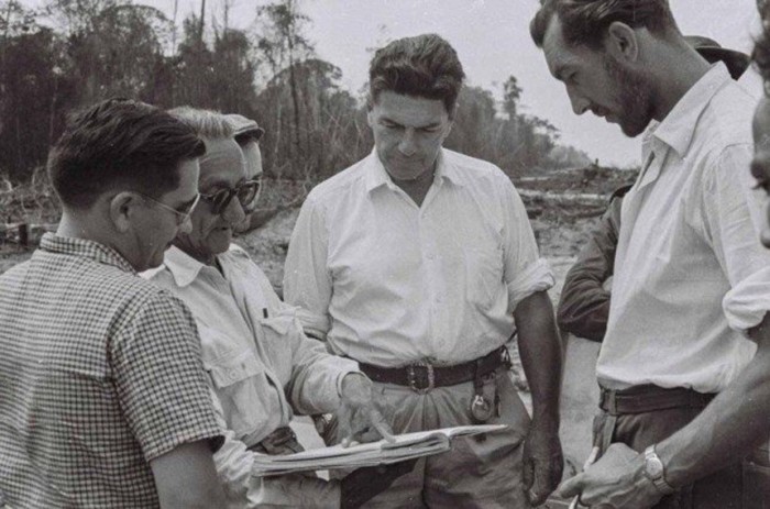 O engenheiro Bernardo Sayão (ao centro) comanda obras de desbravamento na época da construção de Brasília credito=