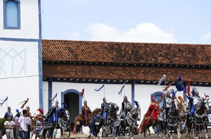 Tradicionais no estado de Goiás, as Cavalhadas são exemplo de eventos que movimentam o calendário do turismo em pequenas cidades, como Pirenópolis credito=