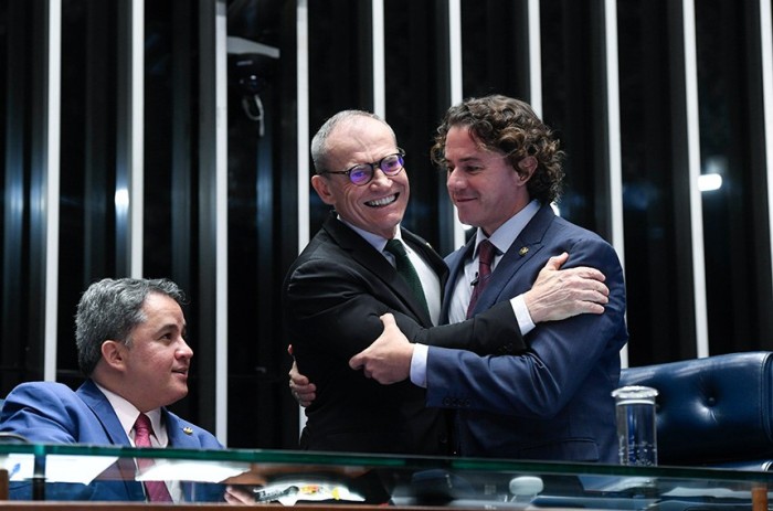 Relator, Fabiano Contarato, comemora o resultado com Veneziano Vital do Rêgo, que preside a sessão do Senado, sob o olhar atento de Efraim Filho - Foto: Jefferson Rudy/Agência Senado