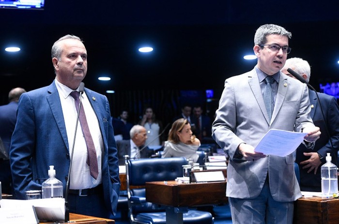 Relator do projeto, Randolfe (à dir.) negocia com a oposição, liderada por Rogério Marinho (à esq.) - Foto: Jefferson Rudy/Agência Senado