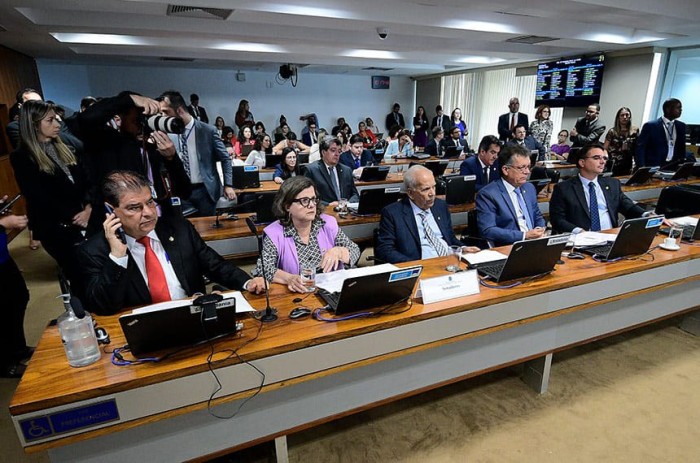 Nelsinho Trad, canto esquerdo ao telefone, foi o autor da proposta original que institui o tributo - Foto: Pedro França/Agência Senado