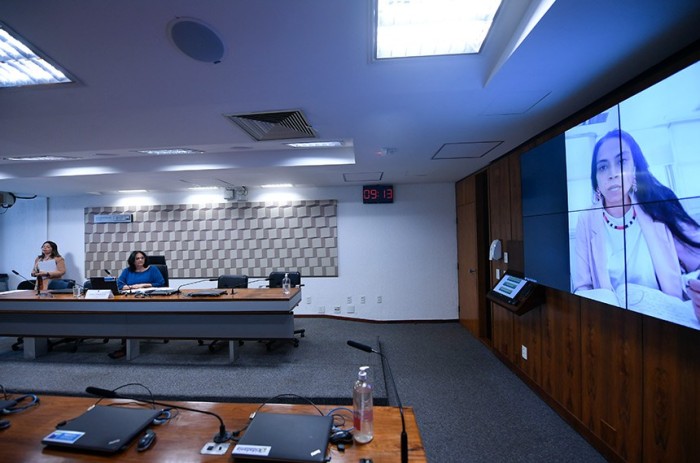 Damares Alves, que requereu a audiência, ouve, por videoconfência, a coordenadora-geral de Prevenção à Violência contra as Mulheres do Ministério das Mulheres, Pagu Rodrigues - Foto: Edilson Rodrigues/Agência Senado