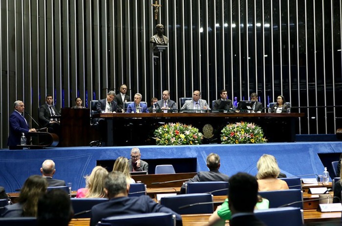 Os senadores Eduardo Gomes (à mesa, ao centro) e Izalci Lucas (na tribuna) com delegados e gestores da Segurança Pública na sessão - Foto: Willian Sant