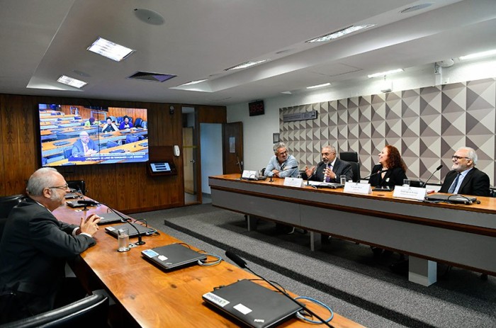 Paulo Paim presidiu reunião em que foi lançado o livro 'A Nova Ordem — Luiz Gushiken', de Fernanda Otero - Foto: Geraldo Magela/Agência Senado