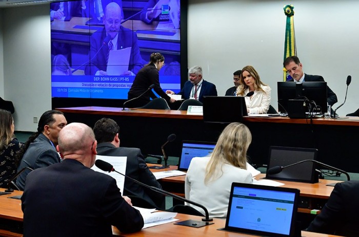 A senadora Daniella Ribeiro preside reunião da CMO, em novembro; no telão, o deputado Bohn Gass - Foto: Waldemir Barreto/Agência Senado
