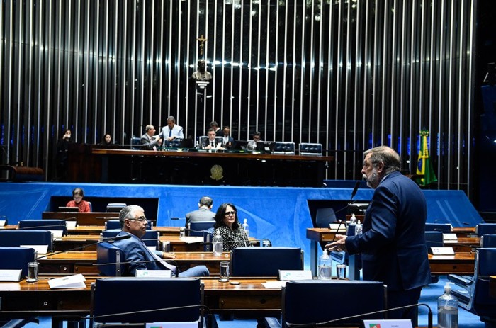 Flávio Arns (à dir.) propôs adiamento, apoiado por Eduardo Girão (à esq.) - Foto: Roque de Sá/Agência Senado
