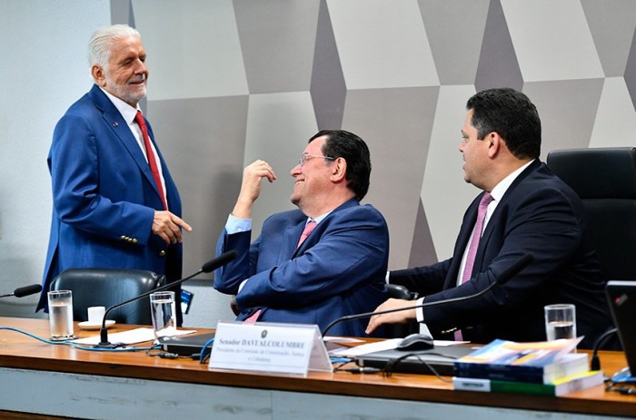Relatório para a indicação do novo PGR apresentado por Wagner (esq) foi colocado em vista coletiva por Alcolumbre (dir) - Foto: Geraldo Magela/Agência Senado