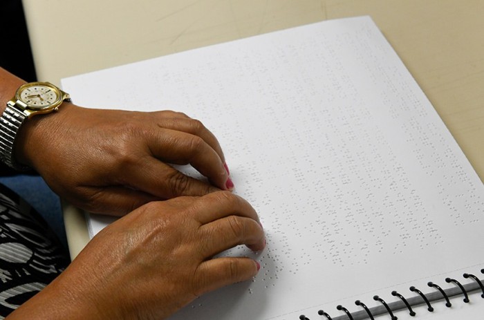 Leitura em braile: projeto determina que campanhas devem oferecer materiais acessíveis a pessoas com deficiência - Foto: Roque de Sá/Agência Senado