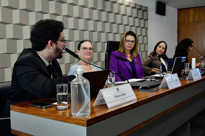 Leila (centro) ouve Márcio Filho, presidente da Associação de Desenvolvedores de Jogos Digitais do RJ: reconheço um enorme avanço. Aqui está o setor. Eu consigo ver o futuro do país, o futuro do setor de jogos aqui - Foto: Waldemir Barreto/Agência Senado
