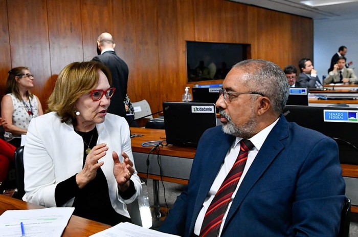 Zenaide Maia conversa com Paulo Paim na Comissão de Assunto Sociais; senadora apresentou relatório favorável ao PL 4.767/2020, que segue para a Comissão de Direitos Humanos - Foto: Geraldo Magela/Agência Senado