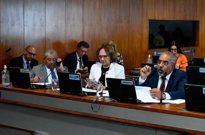 O senador Paulo Paim (à dir., ao lado de Zenaide Maia e Jayme Campos) foi relator ad hoc - Foto: Geraldo Magela/Agência Senado